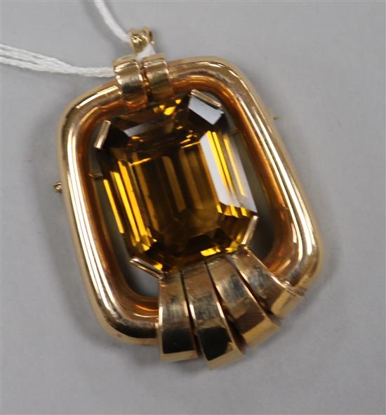 A yellow metal and emerald cut citrine set pendant brooch, 5cm.